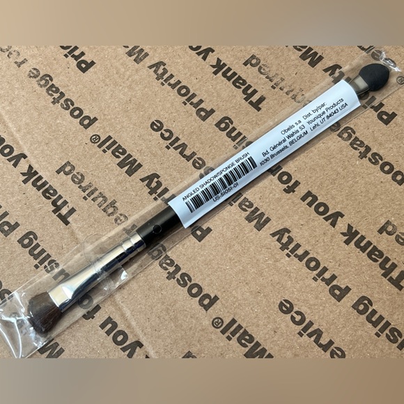 Younique Other - YOUNIQUE angled shadow/sponge brush BRAND NEW